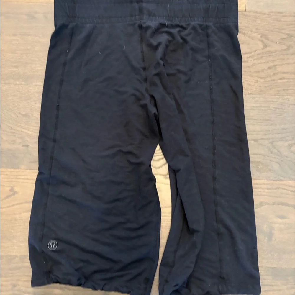 Lululemon long black shorts sz 8 excellent condition - Picture 2 of 3